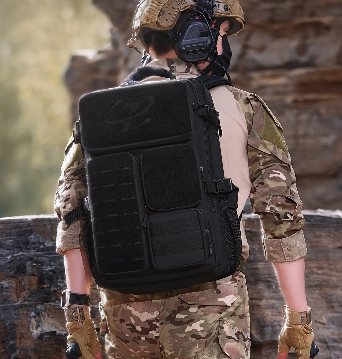 Detalle de la mochila en uso