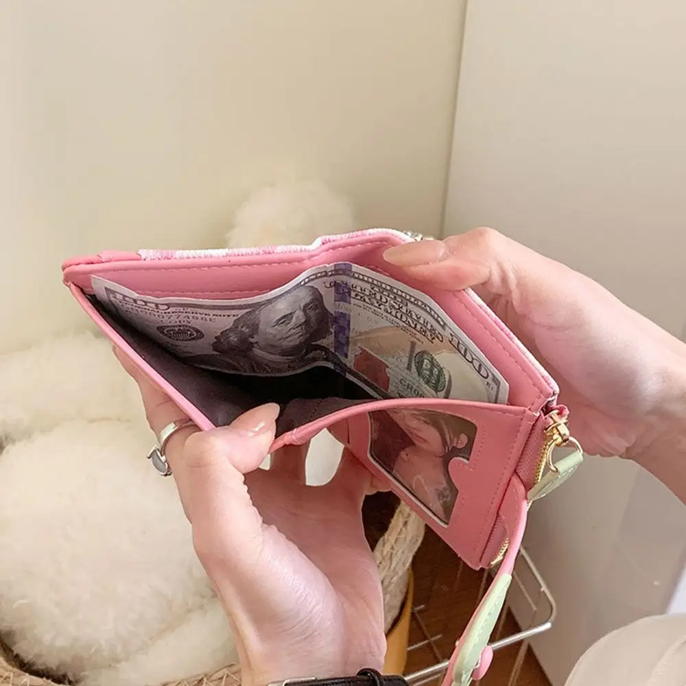 Interior con organización para tarjetas