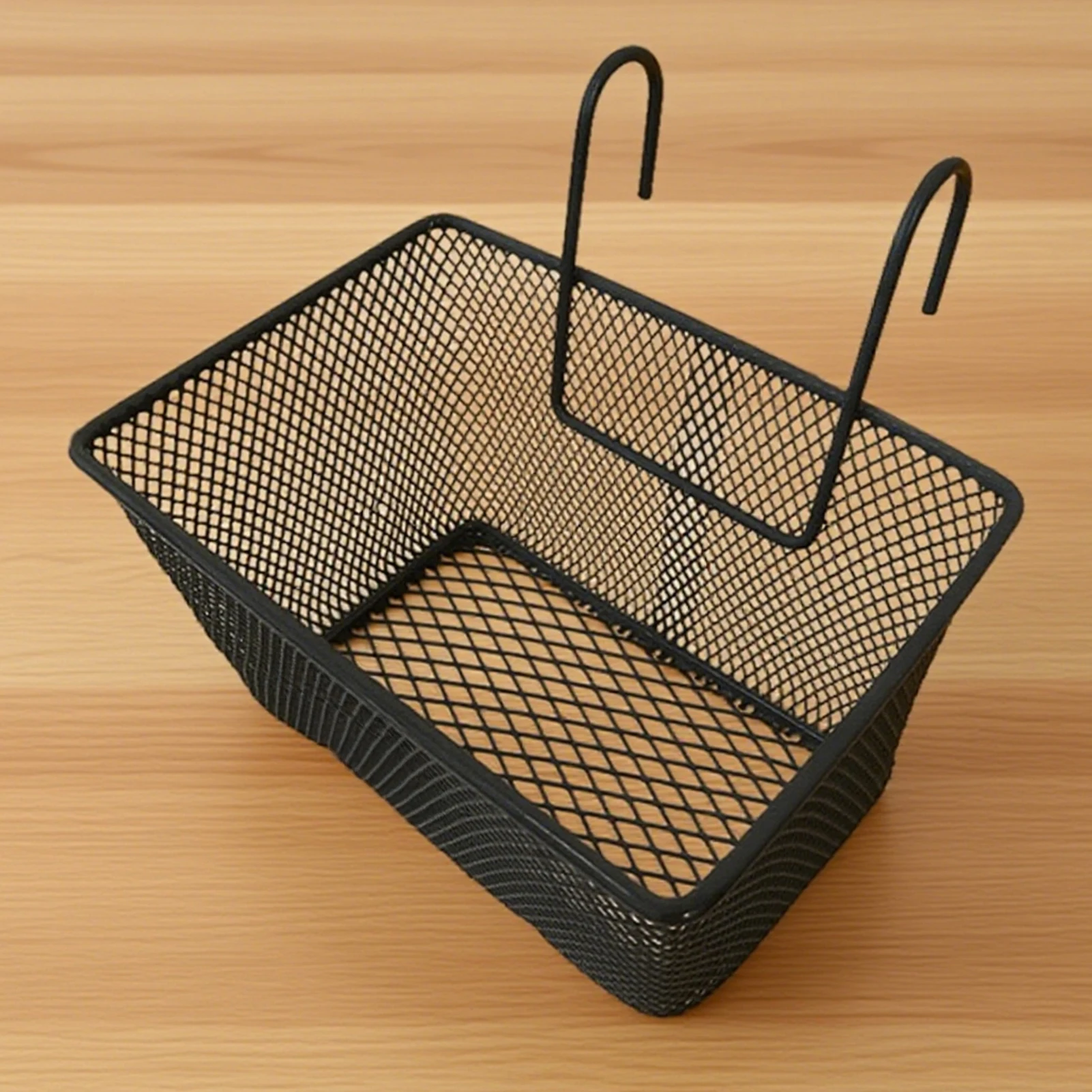 Cesta con objetos cotidianos en su interior