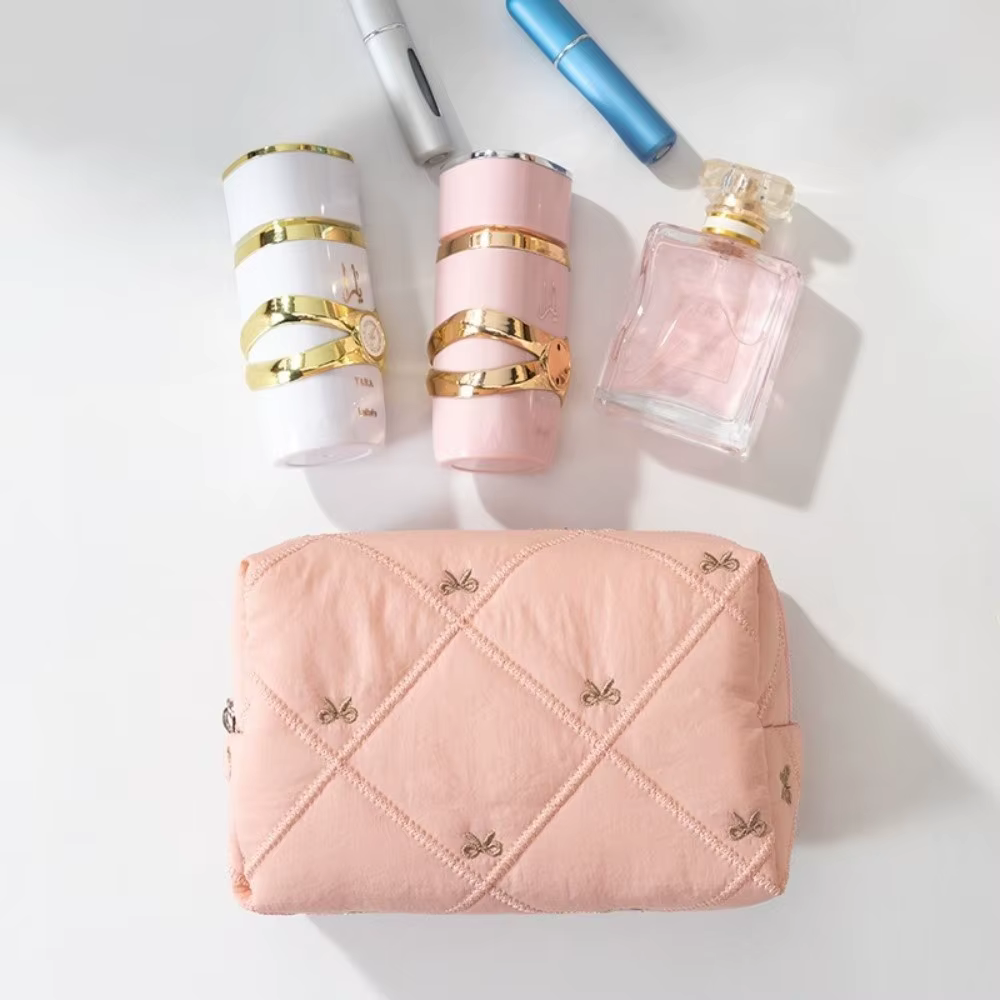 Bolsa de maquillaje en contexto de viaje
