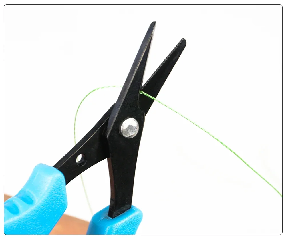 Detalle de tijeras portátiles para pesca de carpa