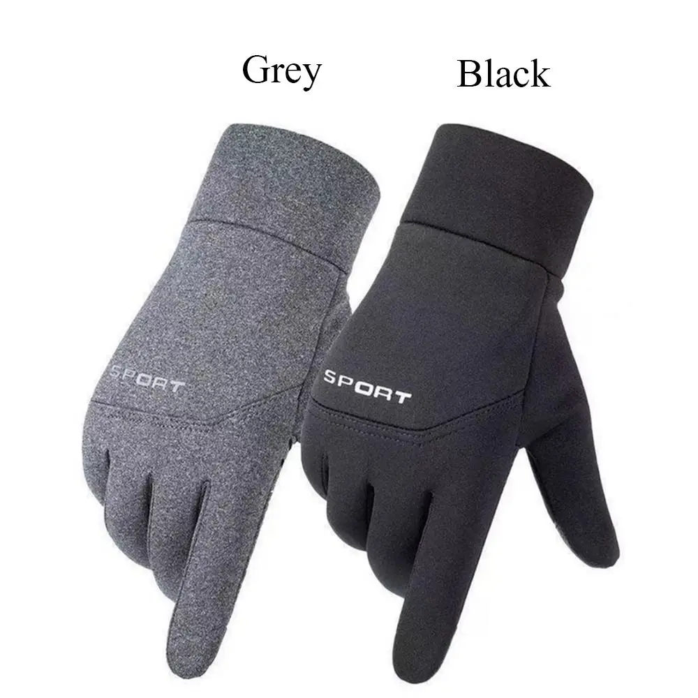 Guantes térmicos negros en mano
