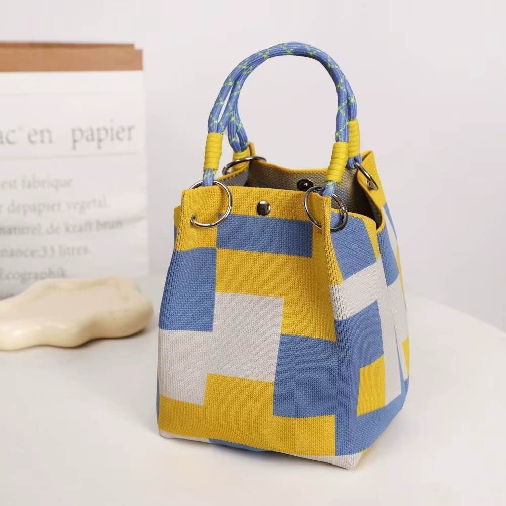 Bolso tejido floral llevado al hombro mostrando su tamaño real