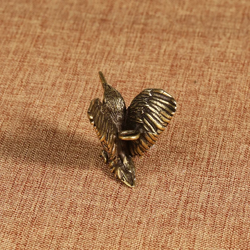 Águila decorativa en vista lateral sobre fondo claro