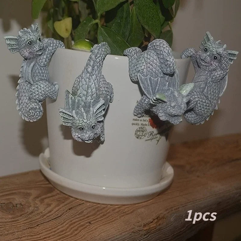 Figurita de dragón colgando de una taza