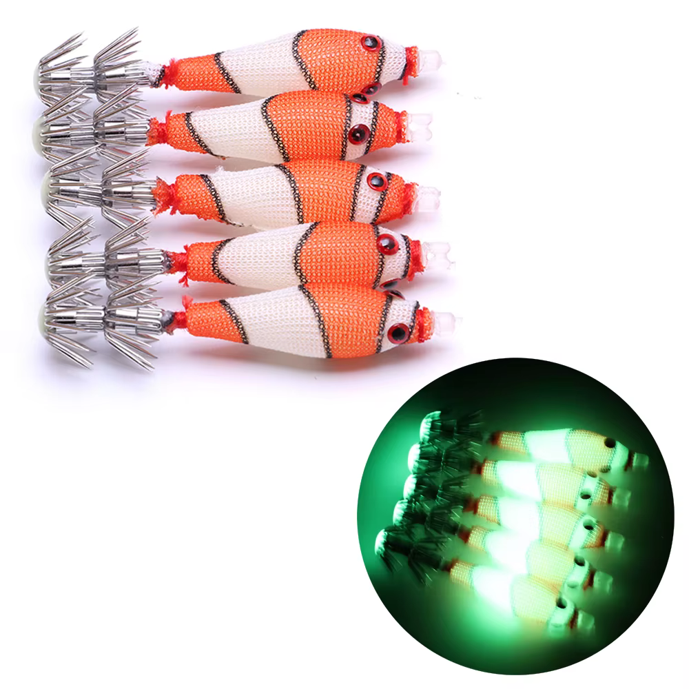 Señuelos luminosos de calamar dispuestos para inspección
