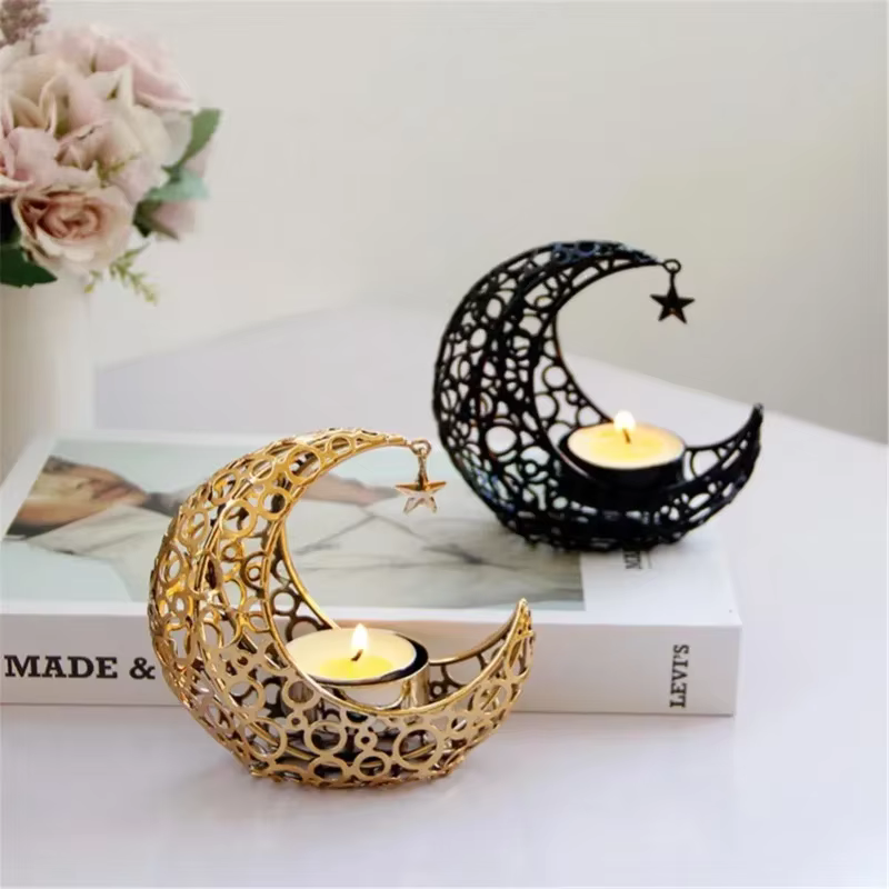 Candelabro de luna sobre superficie decorada con velas