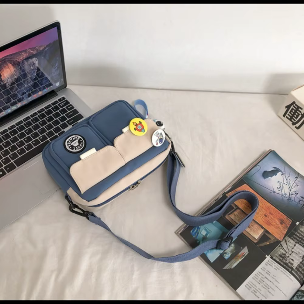 Detalle del bolso bandolera de poliéster con colgante