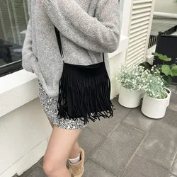Bolso bandolera tipo cubo de ante con flecos para mujer