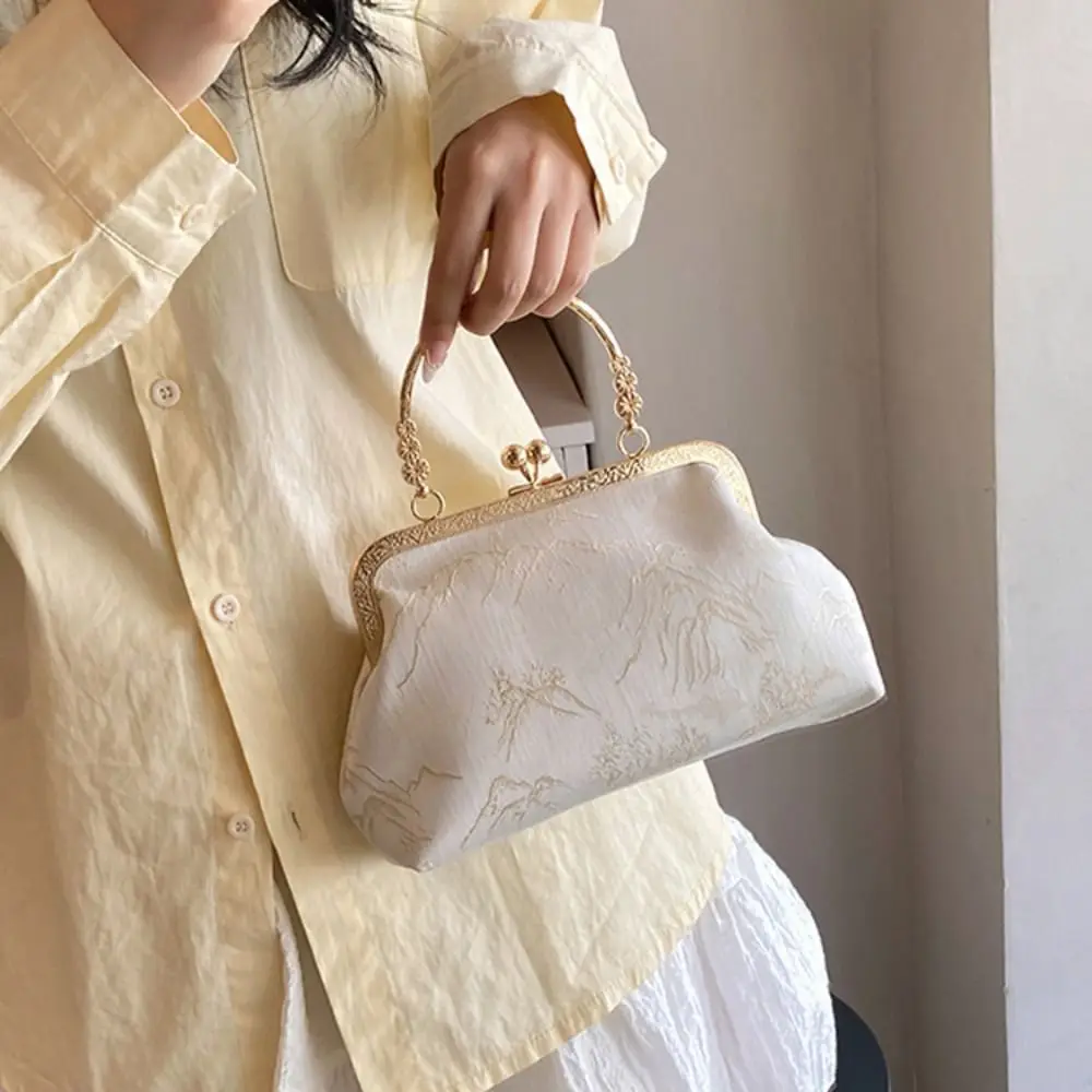 Bolso de mano cierre broche bordado seda con forma concha