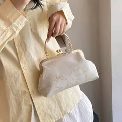 Bolso de mano cierre broche bordado seda con forma concha