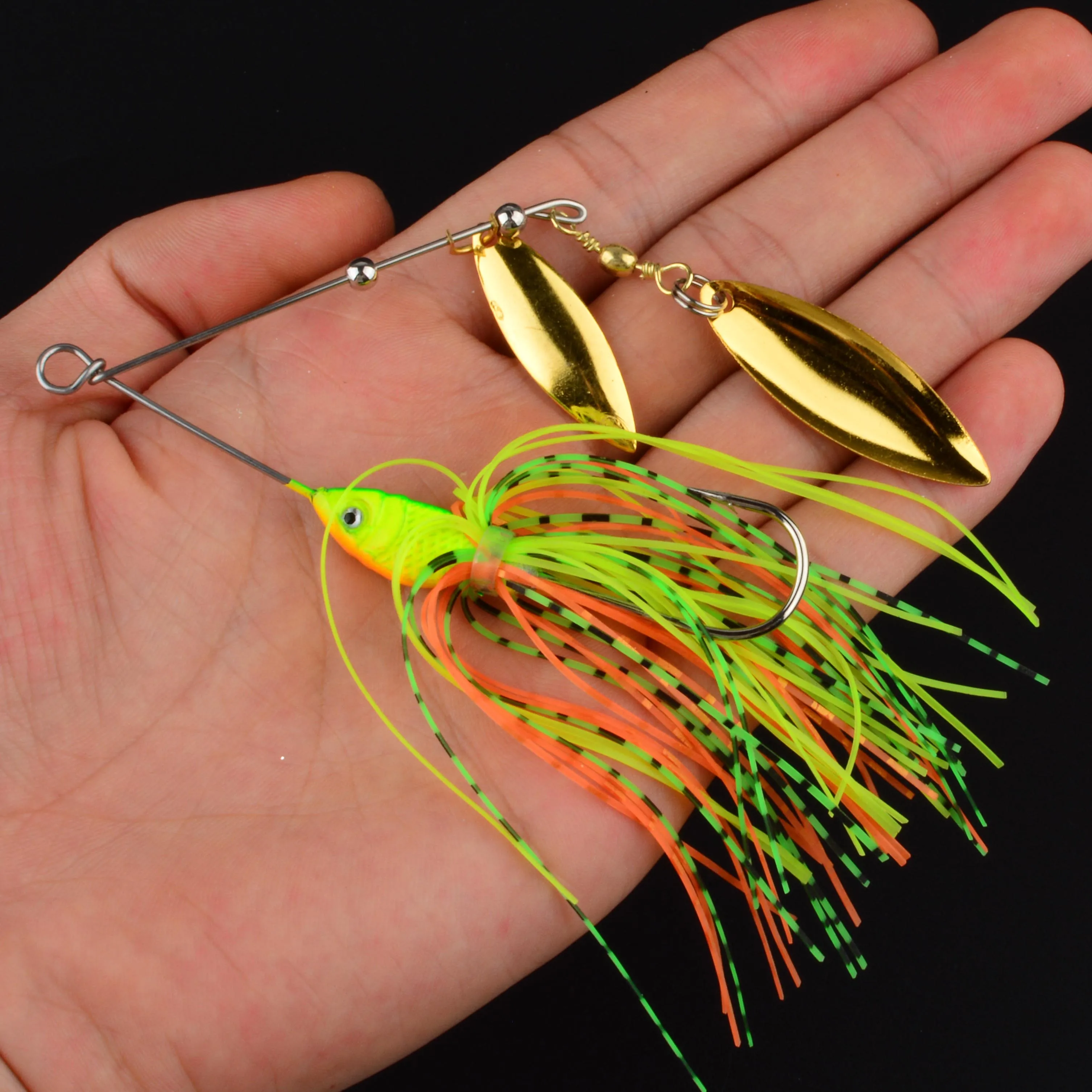 Comparativa de tamaño del spinnerbait frente a una mano