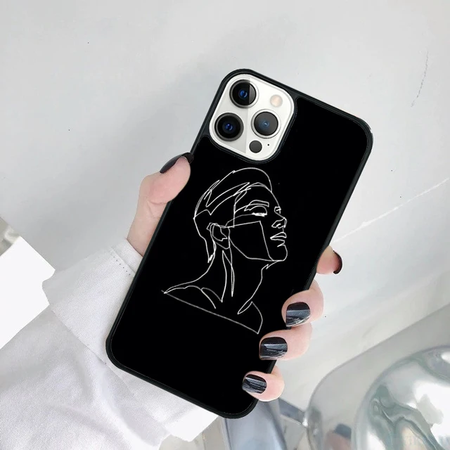 Funda Krajews vista frontal con diseño de contorno negro
