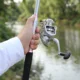 Set de pesca señuelos blandos Mino: caña rosa y carrete con línea - imagen 3