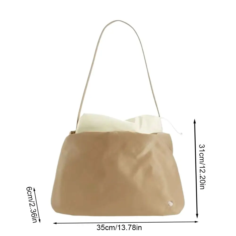 Bolso de hombro nube en color beige mostrando su forma y doble correa