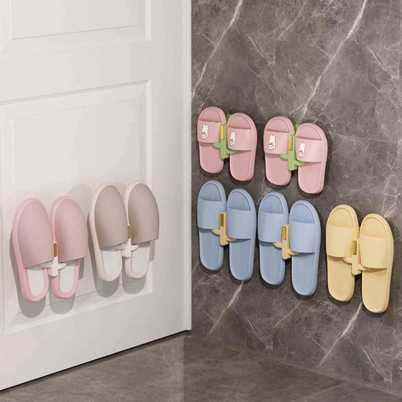 Vista del organizador en baño o dormitorio para calzado y pantuflas