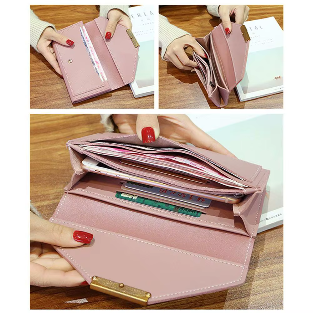 Interior con múltiples compartimentos para tarjetas, monedas y teléfono