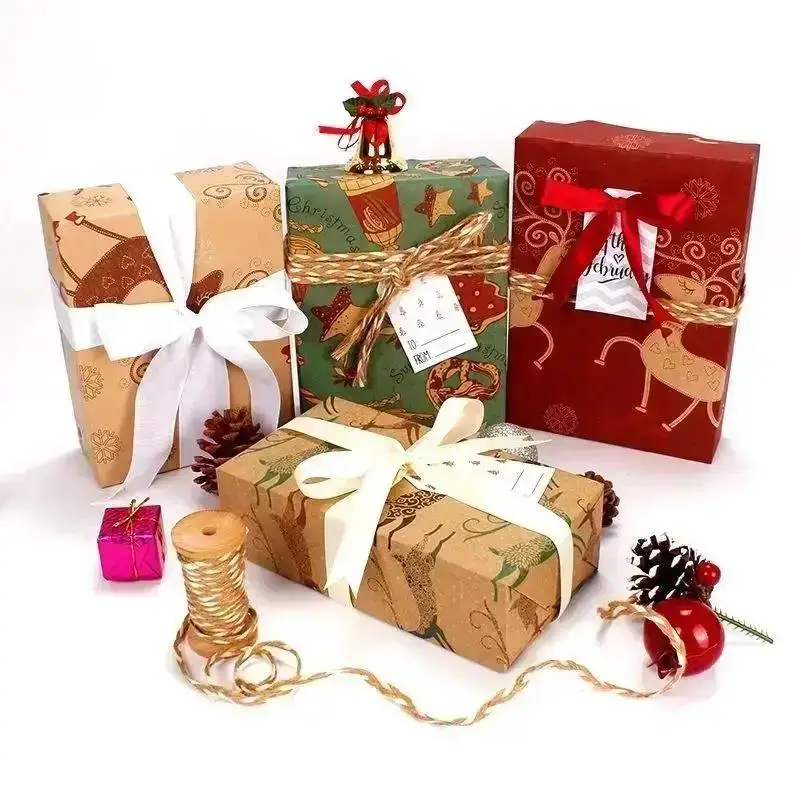 Papel de regalo navideño retro con copos y árbol de Navidad