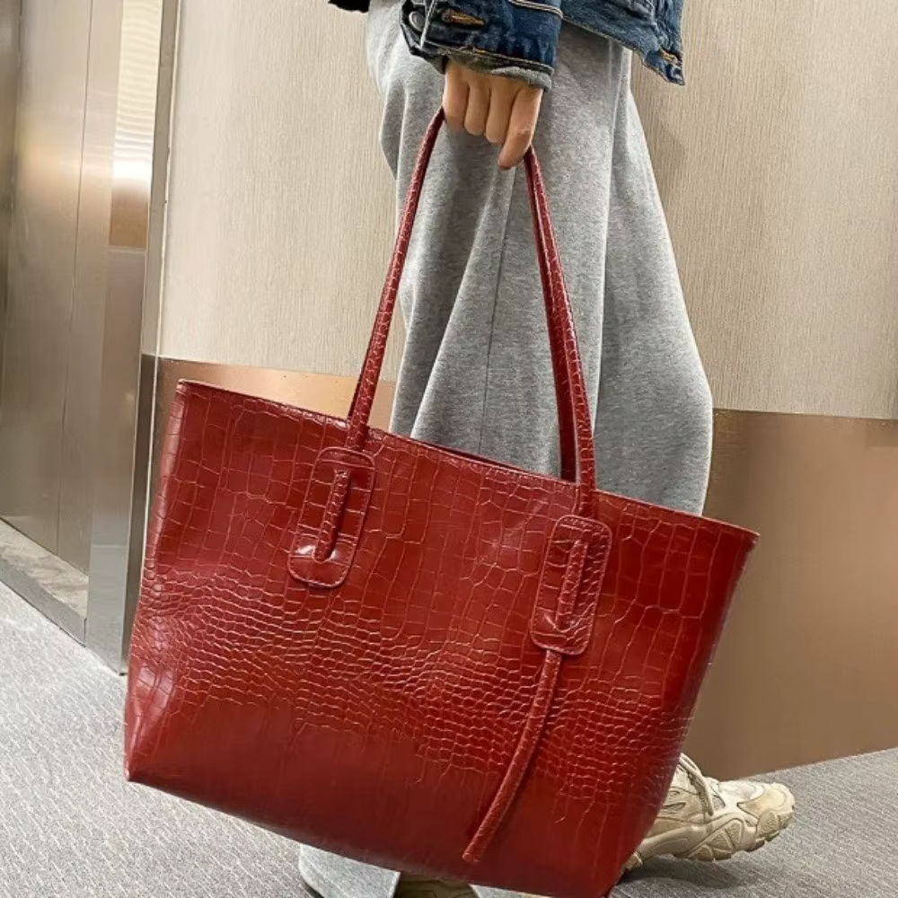 Detalle del diseño y la capacidad del bolso de hombro