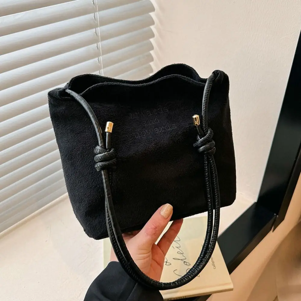 Detalle de la correa ajustable del bolso bandolera