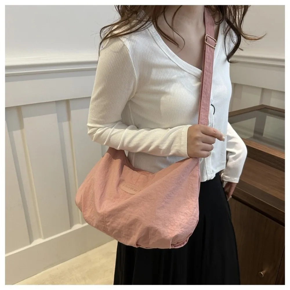 Bolso de hombro ligero en nailon color sólido, interior amplio - imagen 4