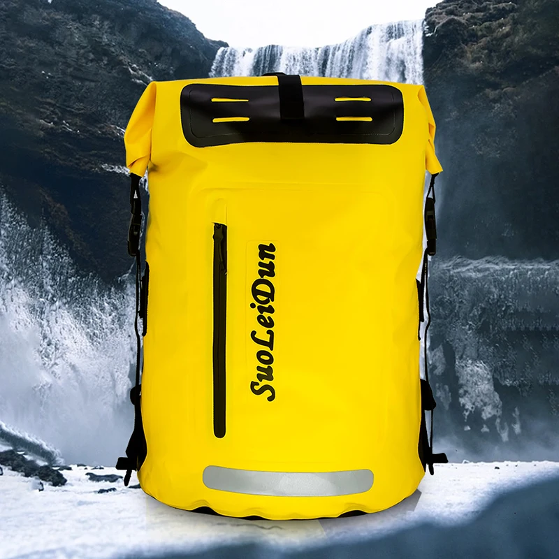 Detalle de la mochila de PVC Scione con bolsillo con cremallera