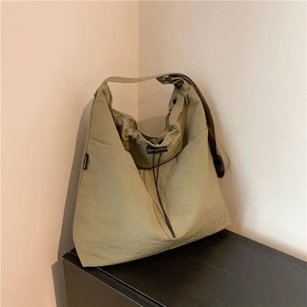 Detalle del diseño casual con bandolera