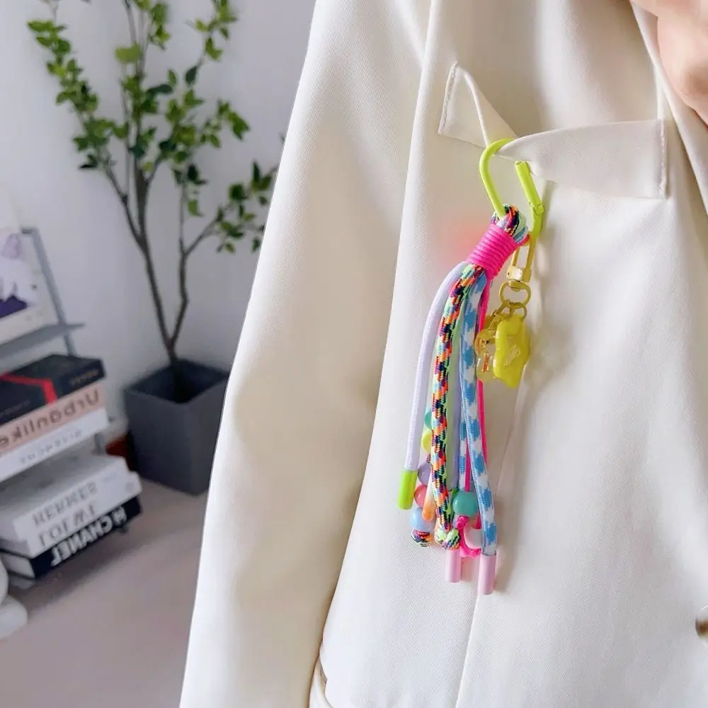 Colgante largo con borla: accesorio de uso diario