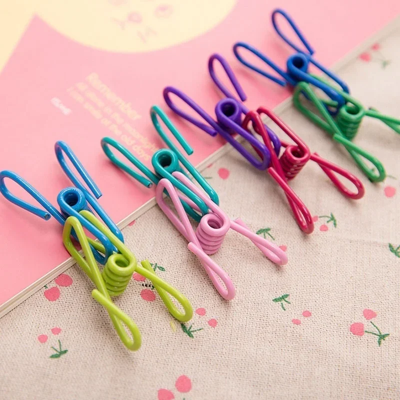 Detalle de los clips metálicos recubiertos