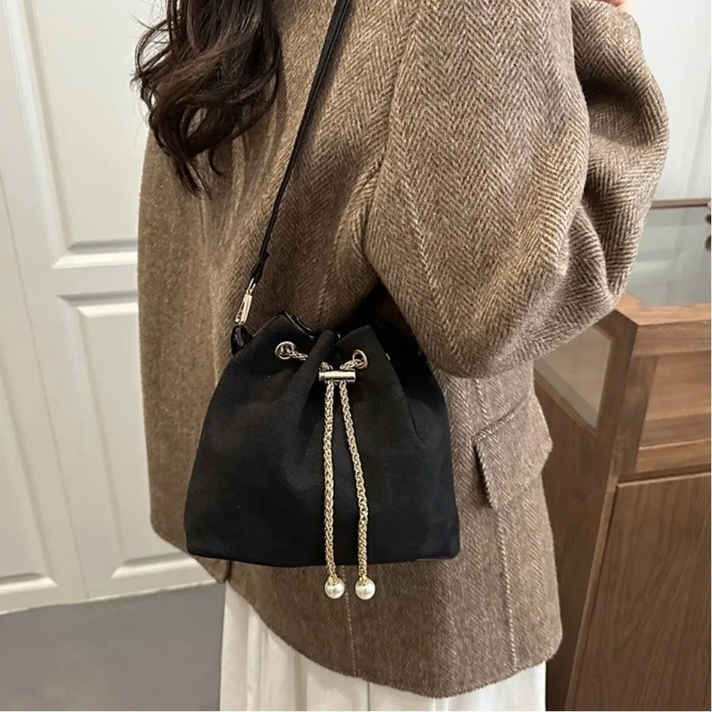 Bolsa bandolera tote con cordón antelina efecto y correa ajustable - imagen 5