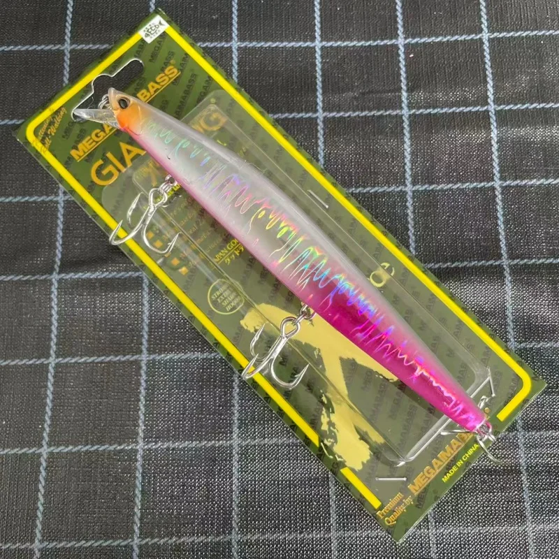 Vista del señuelo con acabado realista para pesca a spinning