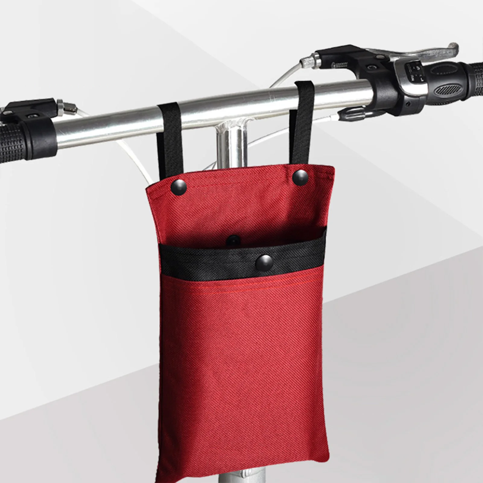 Detalle del material impermeable de la bolsa para bicicleta