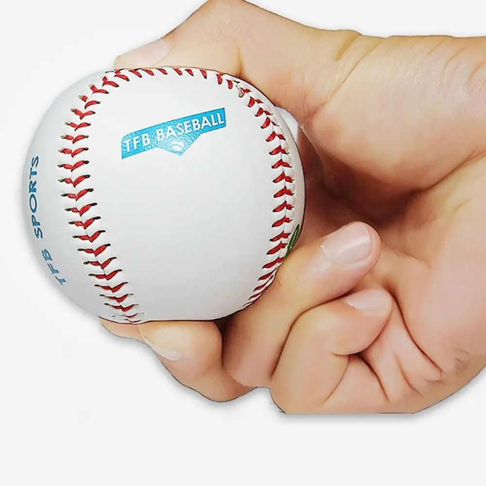 Práctica de lanzamiento con béisbol de entrenamiento de campo