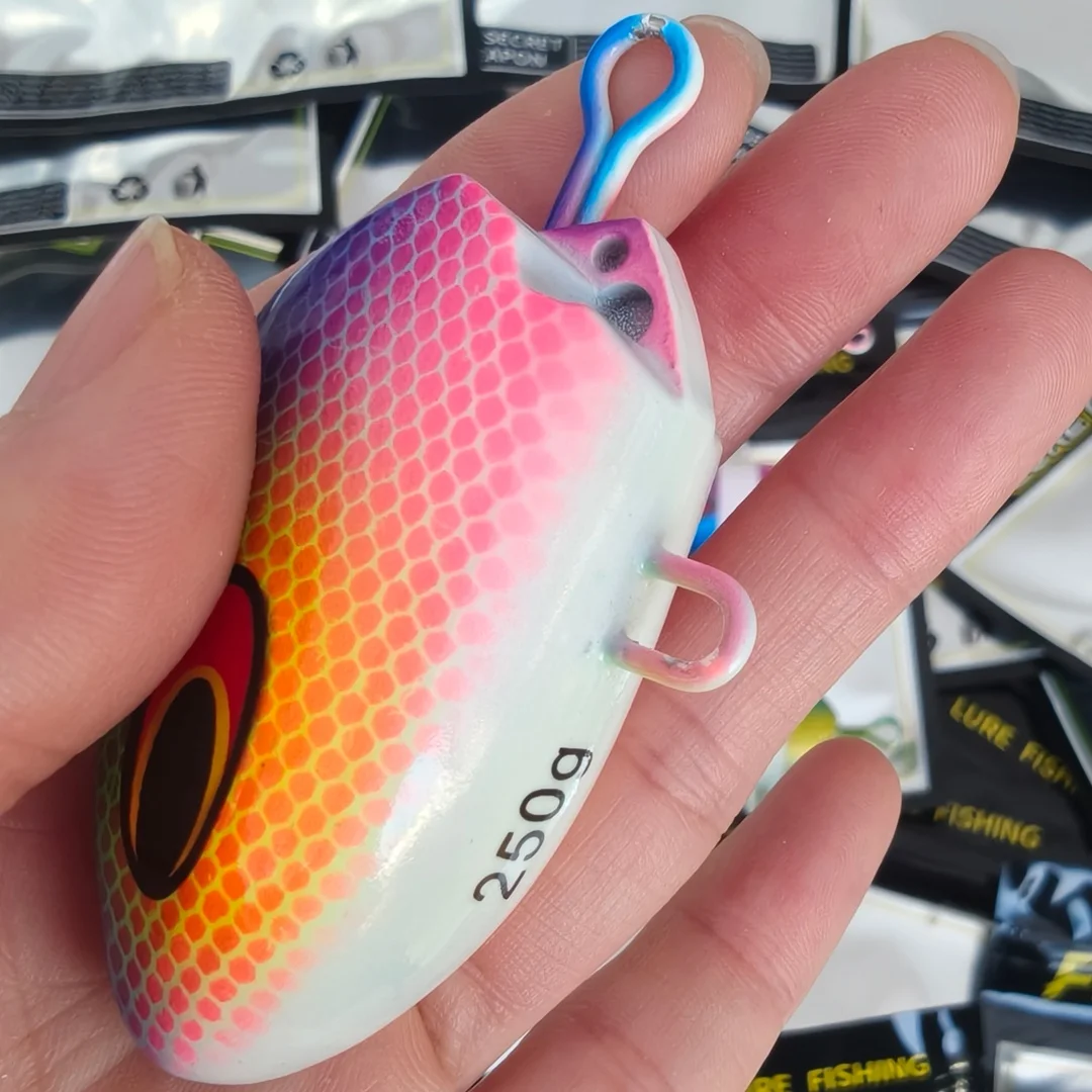 Señuelo instalado en caña de pesca en barco oceánico