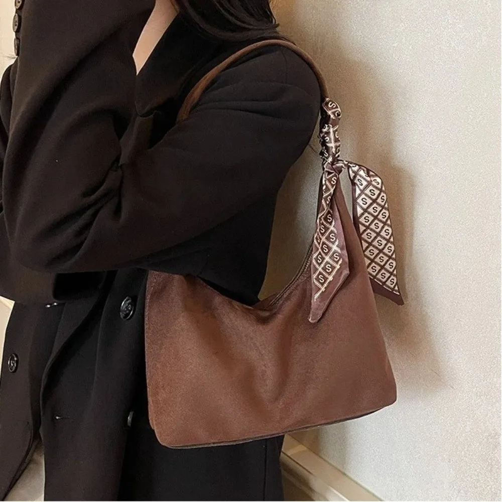 Bolso tote de ante sintético con cremallera y pañuelo de seda - imagen 3