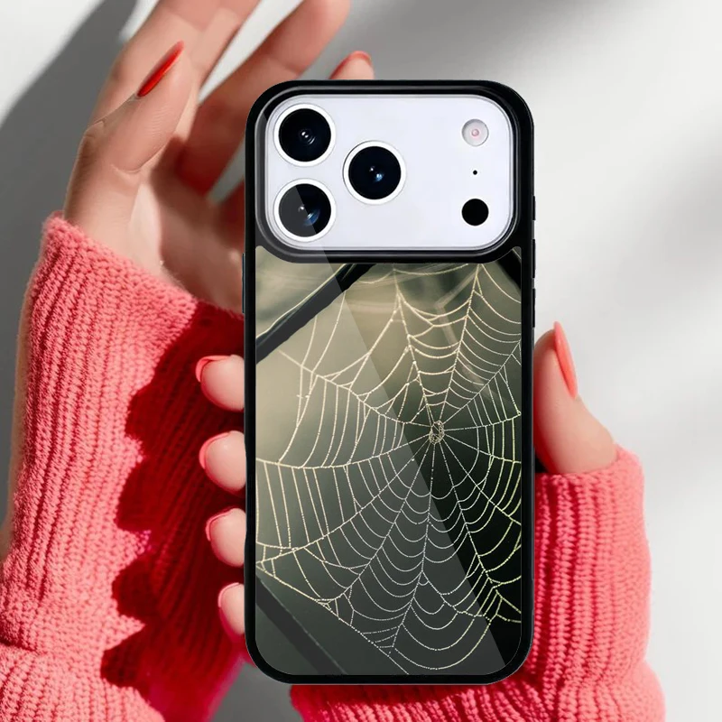 Vista frontal de la funda con diseño de telaraña Krajews