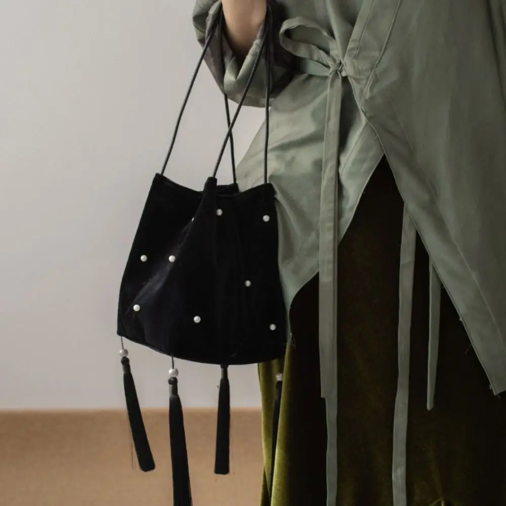Bolso de pesca de terciopelo con doble correa y borlas de perlas - imagen 4