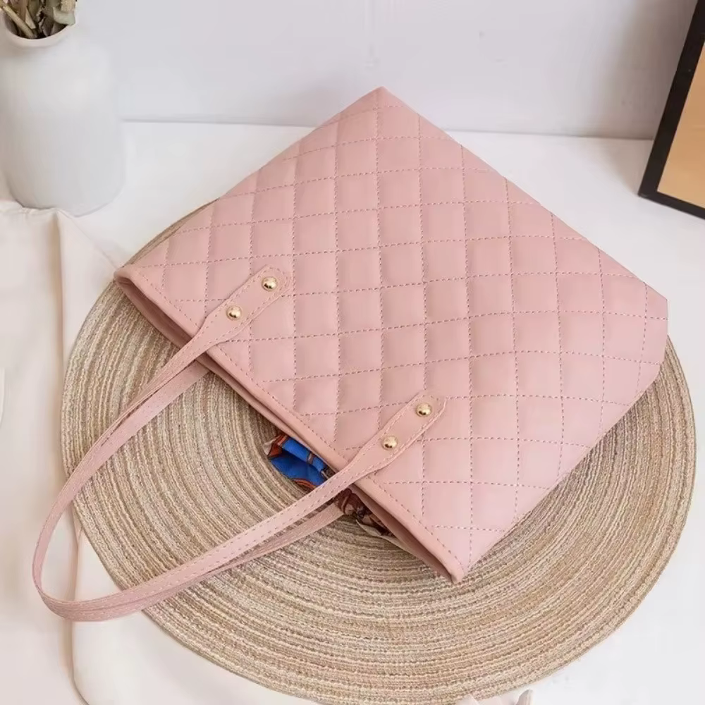 Vista lateral del bolso tote de mujer