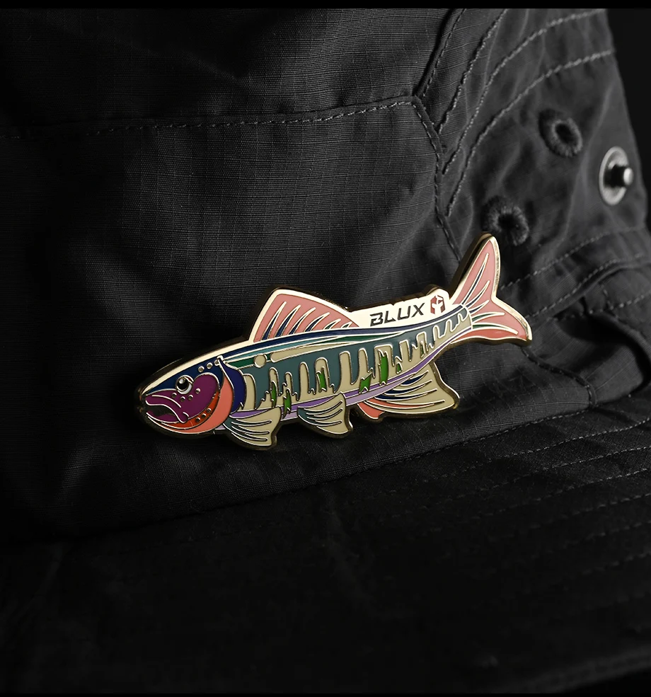 Insignia BLUX sobre fondo de pesca