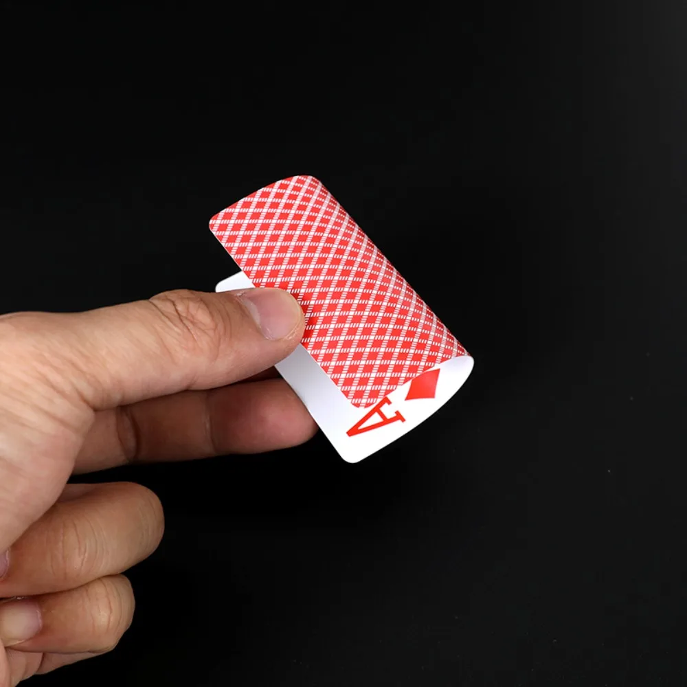 Naipes flexibles e impermeables listos para barajar