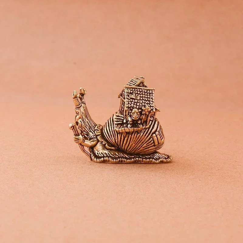 Figura de caracol cobre junto a elementos de ceremonia del té
