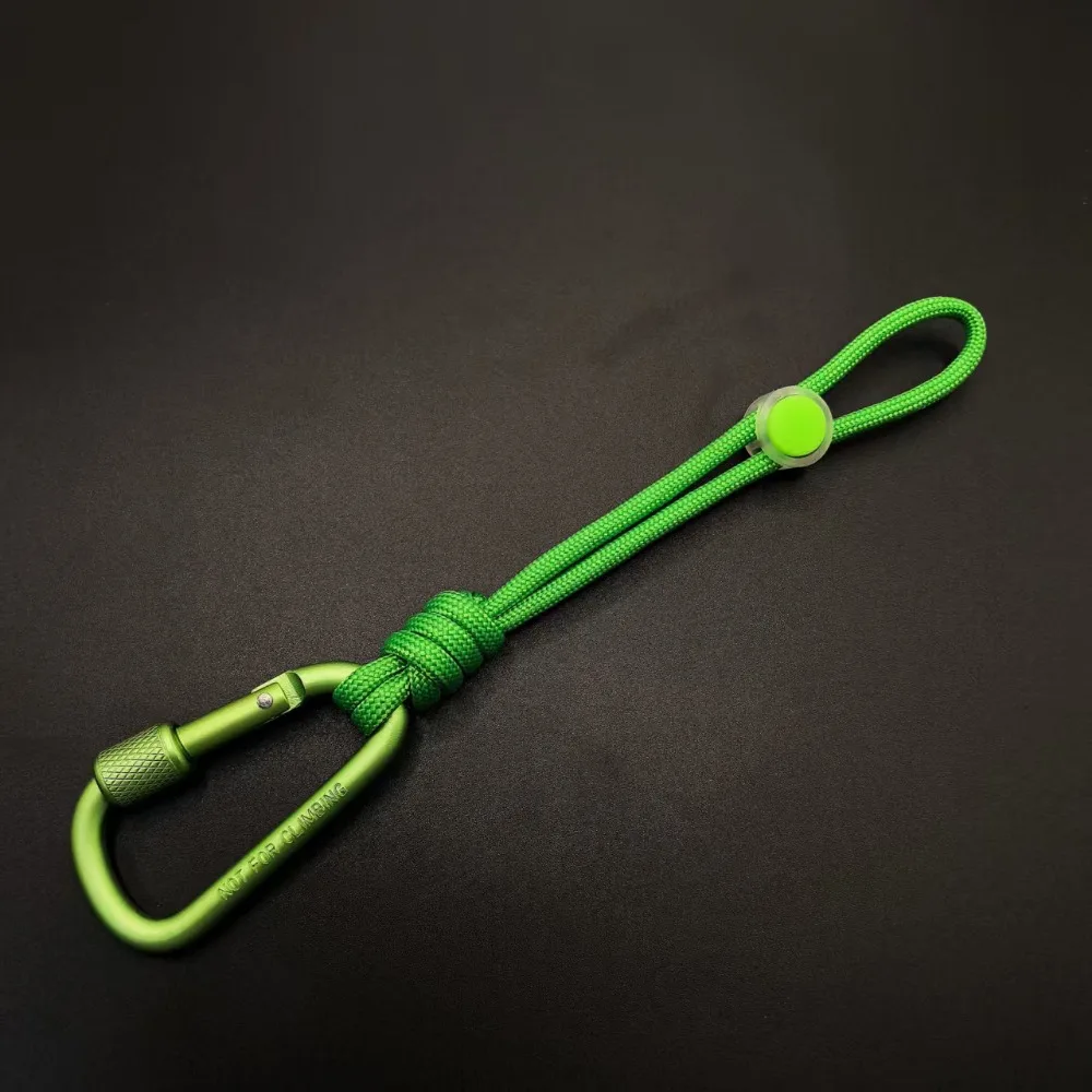 Cordón en colores y mosquetón para enganchar rápido