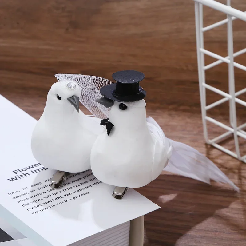Pareja de palomas blancas de plástico con plumas para decoración colgante