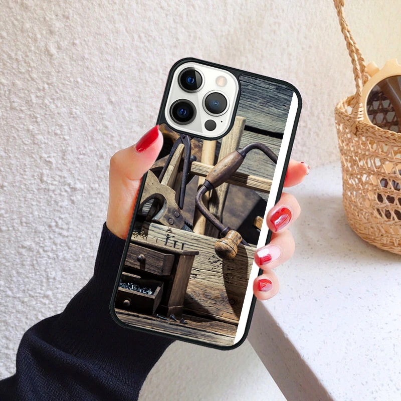 Funda en mano mostrando agarre y ergonomía