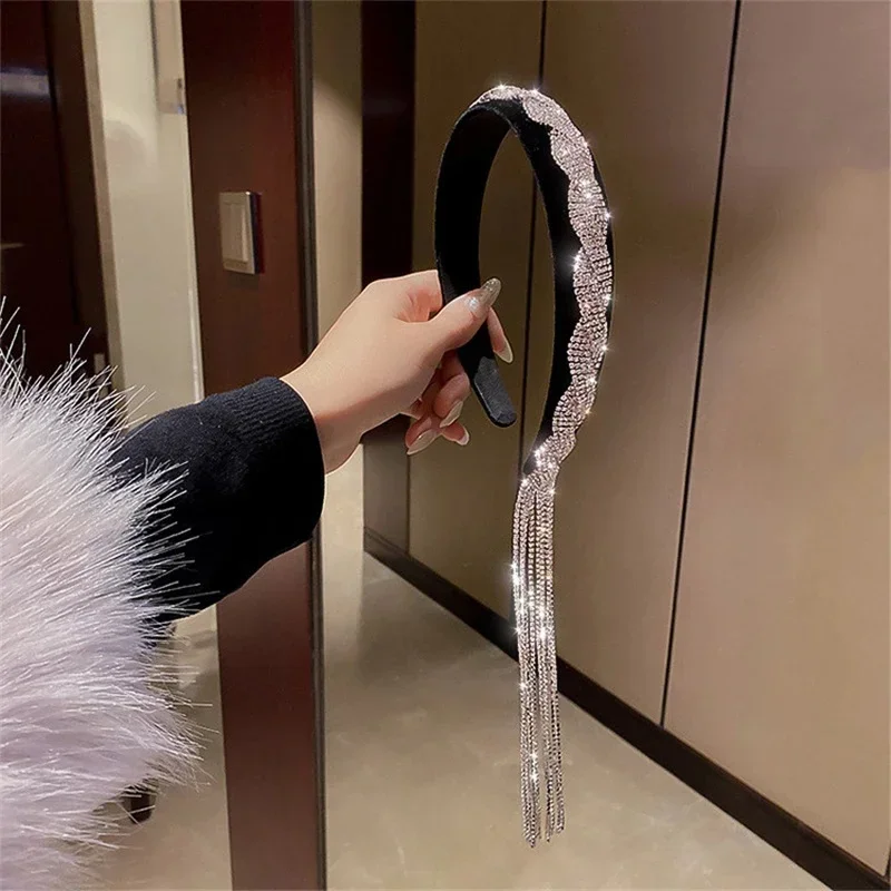 Diadema de terciopelo negro con pedrería y borla larga