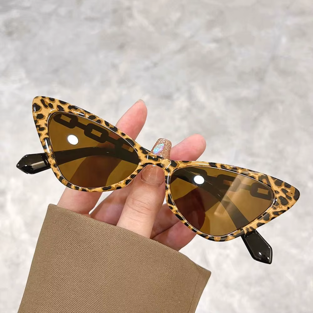 Gafas de sol en uso sobre fondo playa