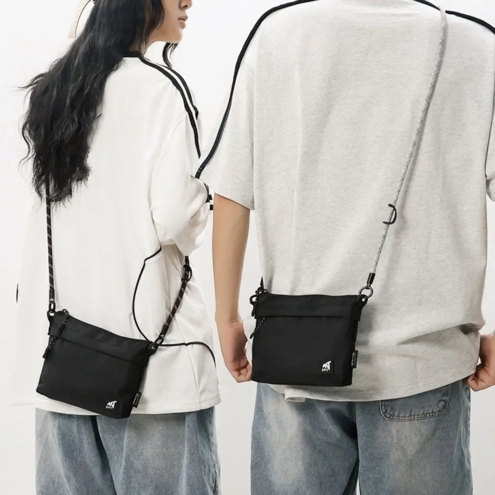 Bolso bandolera negro moderno con cremallera y correa ajustable - imagen 4