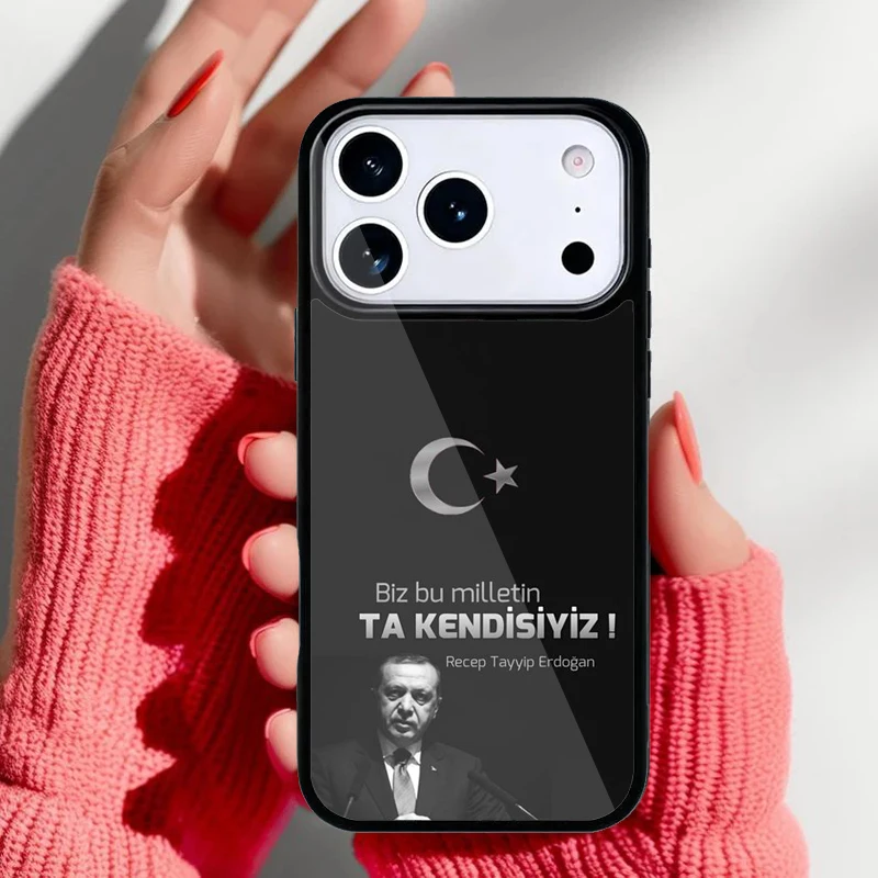 Funda colocada en un iPhone mostrando perfil delgado