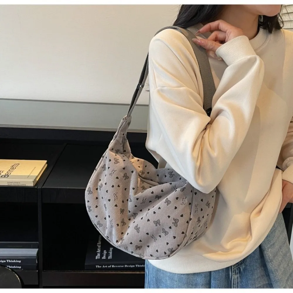 Bolso bandolera hobo de pana a rayas con cierre y lazo - imagen 2