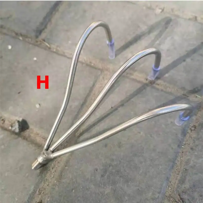 Detalle de los ganchos del rastrillo para hierba acuática